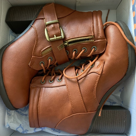 Women’s Boots - Picture 1 of 6